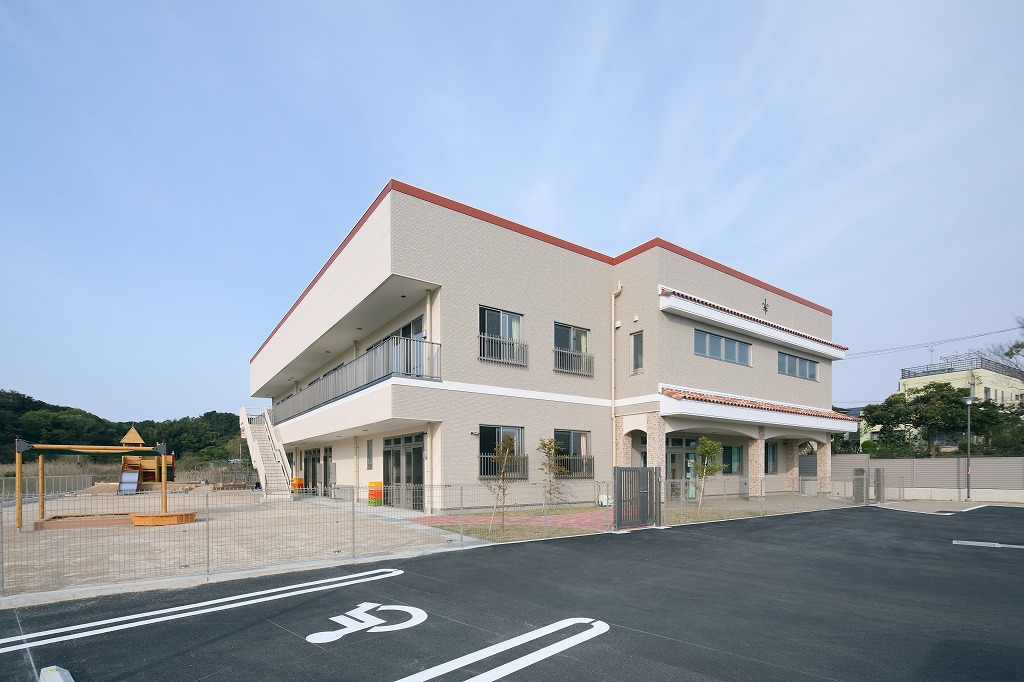 湖西市の認定こども園「真愛三ツ谷こども園」の欧仏風デザインの外観。洋瓦と塗り壁、ホワイトモールが特徴的な2階建ての美しい園舎。
